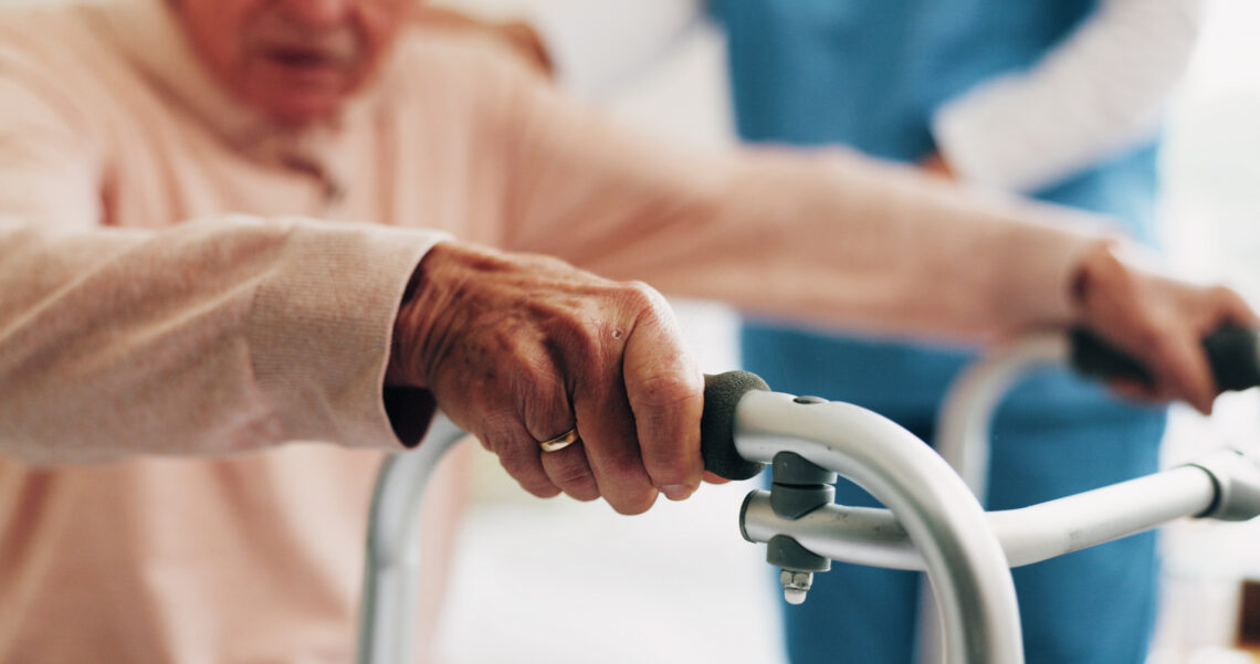 El Ministerio de Sanidad actualiza el documento de consenso para prevenir la fragilidad y las caídas en las personas mayores 2 senior man using a walker with assistance from a h 2026 07 29 18 39 15 utc