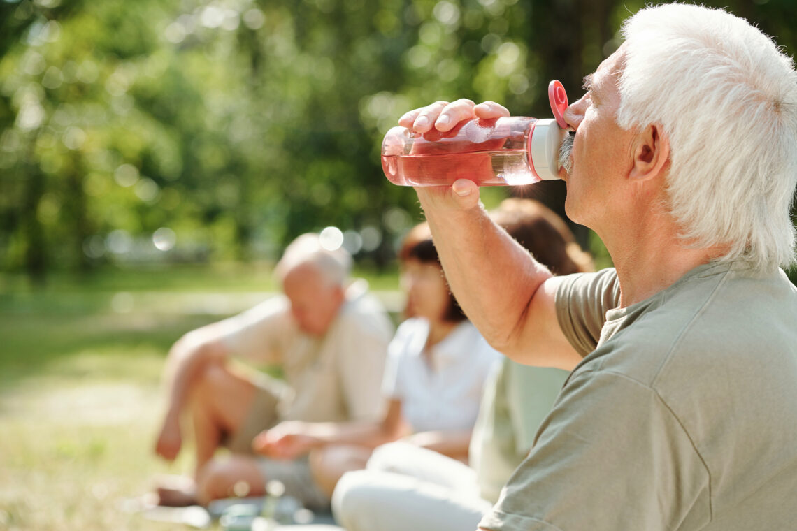 seniors stay hydrated in the park 2026 01 08 23 40 41 utc