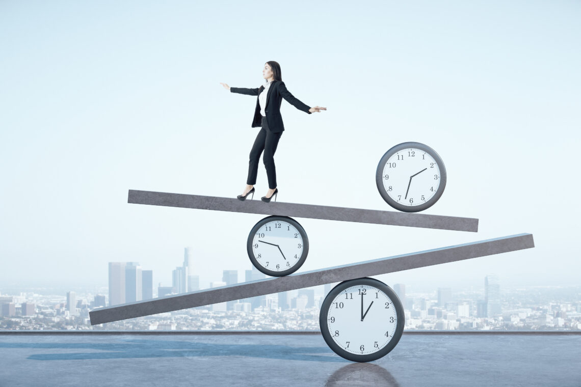 Conciliación laboral y cuidados: cómo compatibilizar el cuidado con el trabajo sin descuidar la salud 1 business woman balancing act with clocks and city 2026 01 11 08 48 41 utc